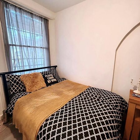 Spacious Studio Flat In Лондон Екстериор снимка
