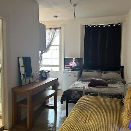 Spacious Studio Flat In Лондон Екстериор снимка