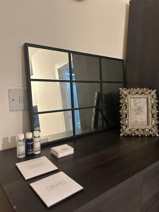 Spacious Studio Flat In Лондон Екстериор снимка